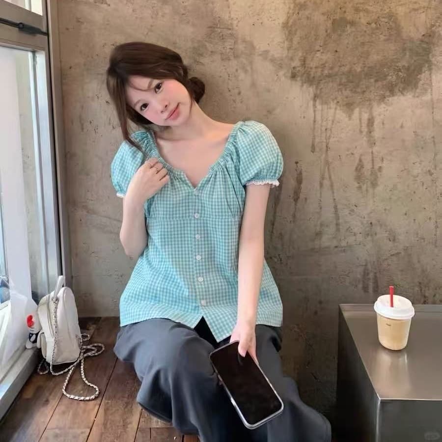 레트로 체크무늬 마이크로 주름 거품 소매 여성 셔츠 여름 새로운 한 부서 허리 수축 슬림해 보이는 V넥 반팔 다용도 맨위 이미지 2
