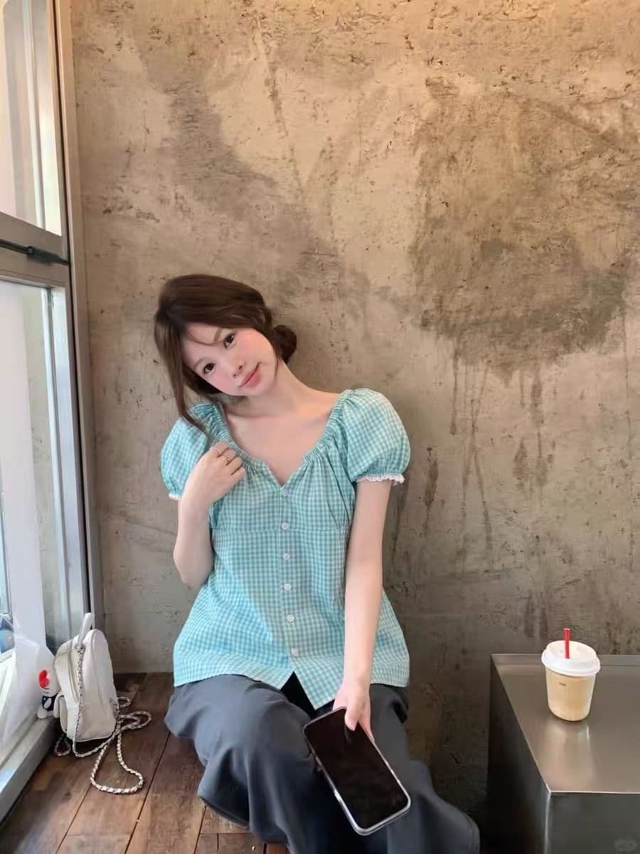 레트로 체크무늬 마이크로 주름 거품 소매 여성 셔츠 여름 새로운 한 부서 허리 수축 슬림해 보이는 V넥 반팔 다용도 맨위 상세 이미지 1