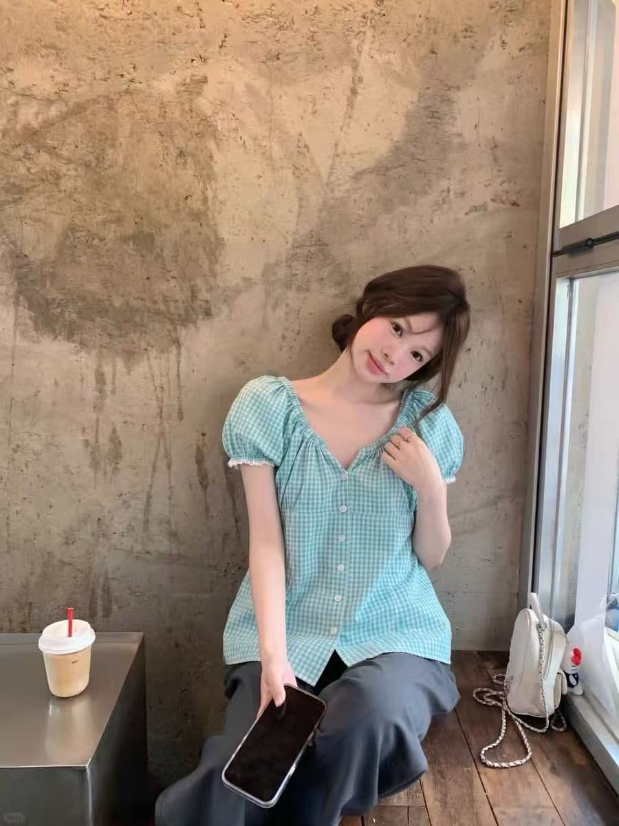레트로 체크무늬 마이크로 주름 거품 소매 여성 셔츠 여름 새로운 한 부서 허리 수축 슬림해 보이는 V넥 반팔 다용도 맨위 상세 이미지 4