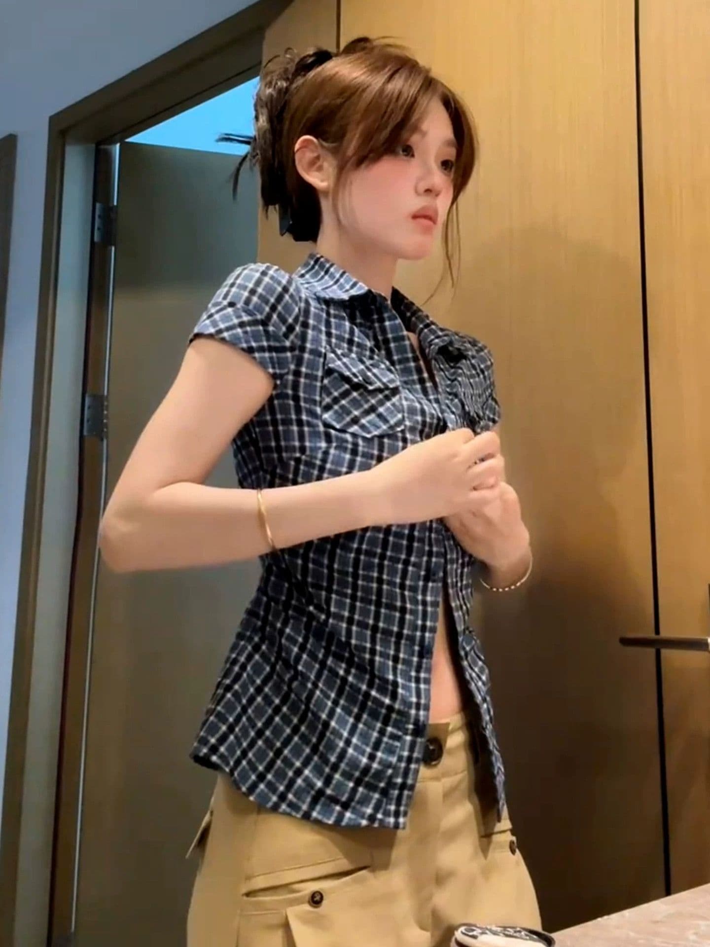 2026 새로운 아메리칸 파란색 레트로 배색 체크무늬 반팔 여성 셔츠 여름 순수한 욕망 몸매 가꾸기 허리 수축 슬림해 보이는 맨위 상세 이미지 1