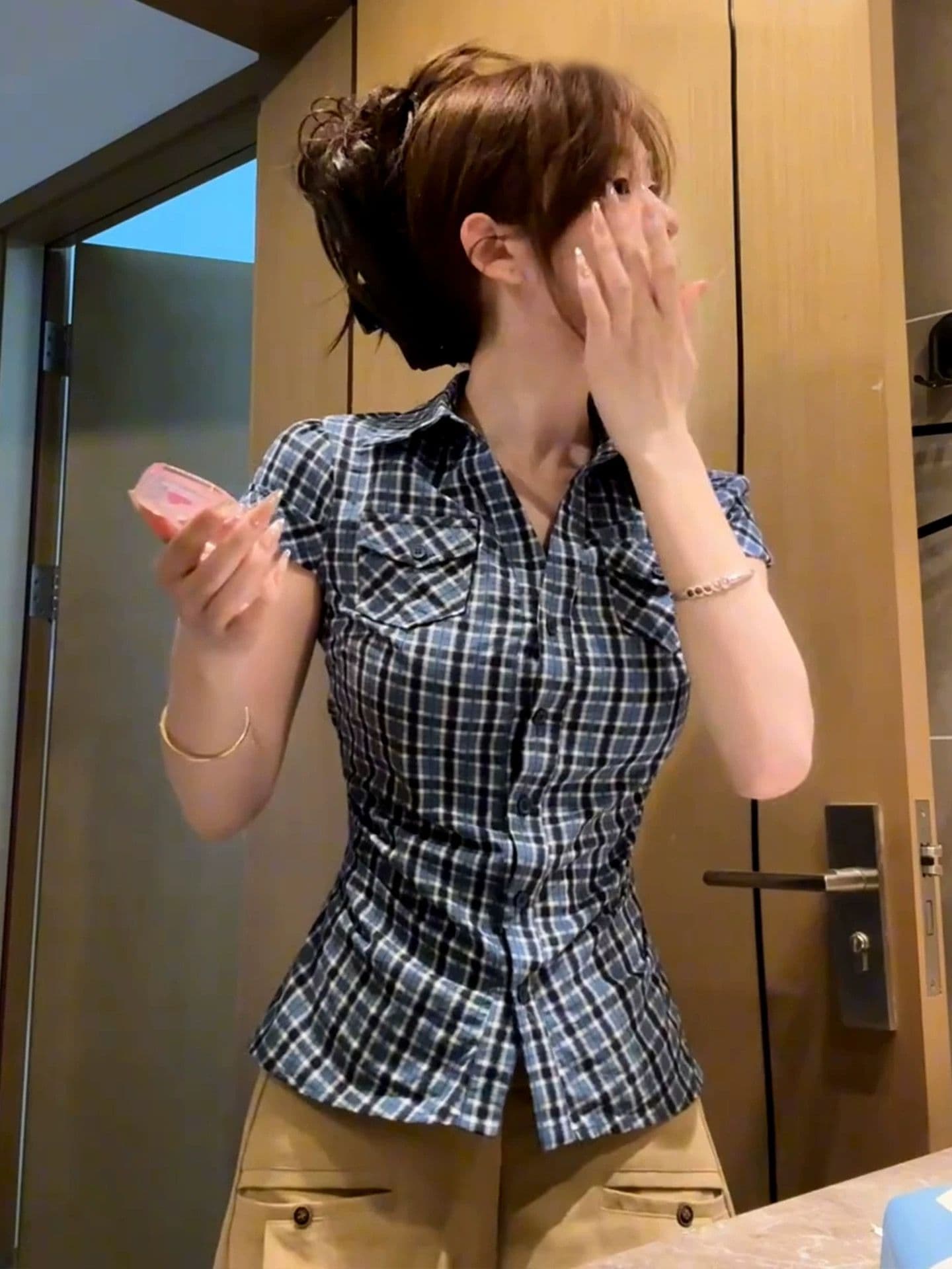 2026 새로운 아메리칸 파란색 레트로 배색 체크무늬 반팔 여성 셔츠 여름 순수한 욕망 몸매 가꾸기 허리 수축 슬림해 보이는 맨위 상세 이미지 2