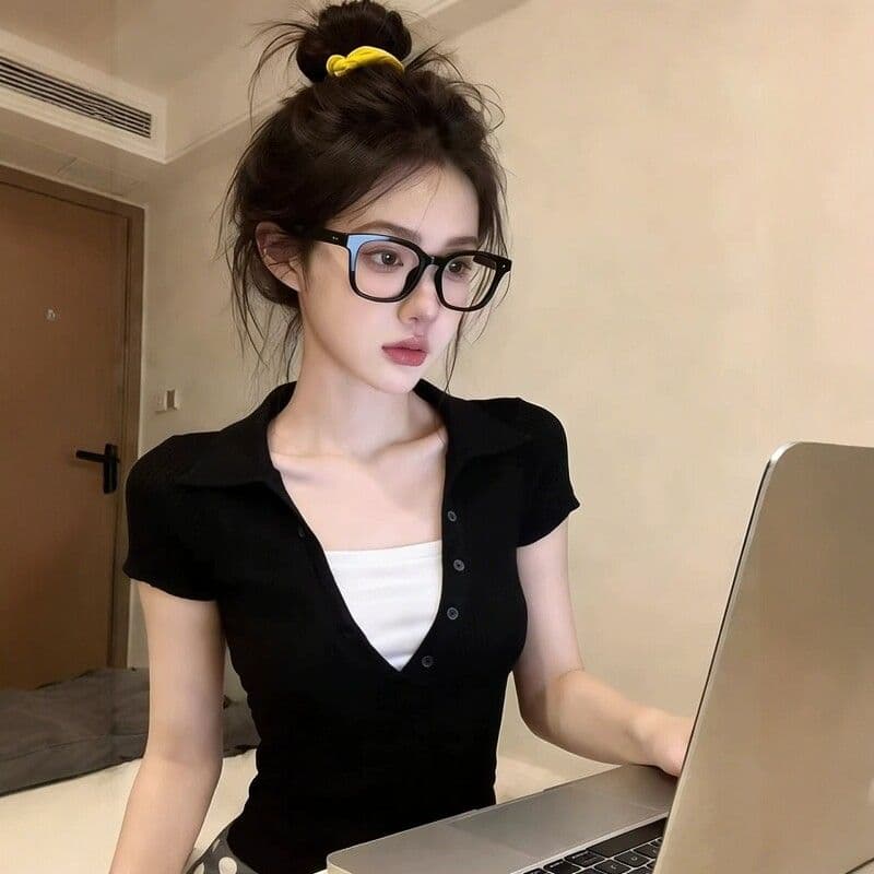 2026 새로운 페이크 레이어드 배색 깊은 V 넥 니트 반팔 몸매 가꾸기 슬림해 보이는 슈 폭탄 다용도 polo 맨위 여성 상세 이미지 4
