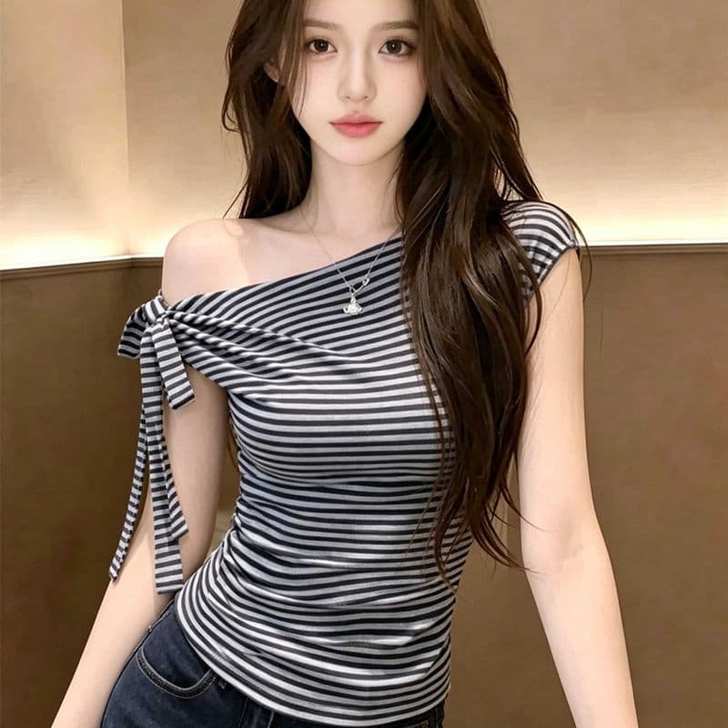 2026 새로운 세련된 좋은 비스듬한 어깨 오프숄더 2 착용 나비 매듭 스트랩 슬림해 보이는 꼬집기 허리 디자인 센스 반팔 티셔츠