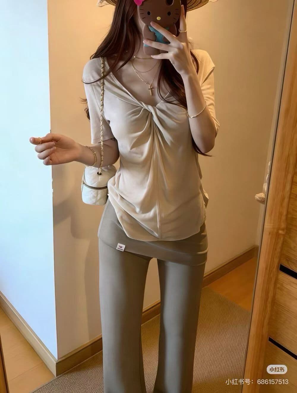 핫걸 디자인 센스 비틀림 V넥 반팔 외출용 얇고 가벼운 작은 대중 편안함 티셔츠 코디 캐주얼 바지 투피스 세트 세트 상세 이미지 1