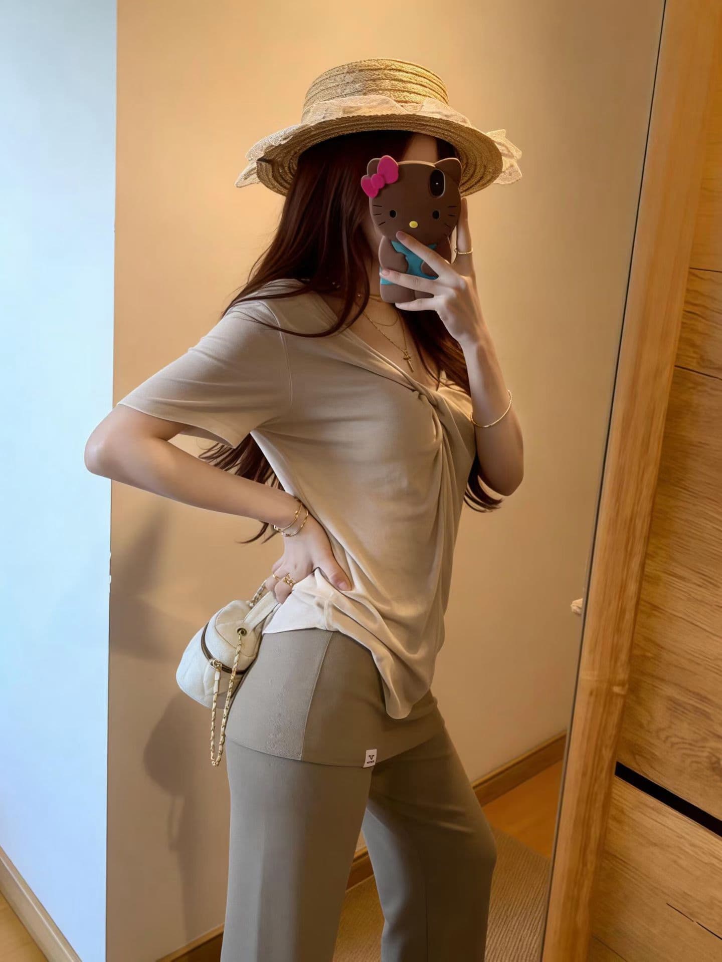 핫걸 디자인 센스 비틀림 V넥 반팔 외출용 얇고 가벼운 작은 대중 편안함 티셔츠 코디 캐주얼 바지 투피스 세트 세트 상세 이미지 2