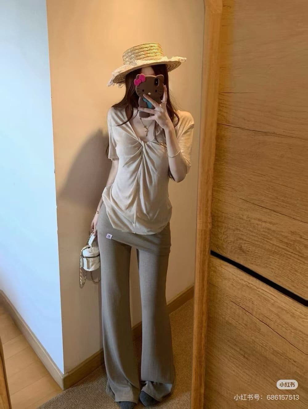 핫걸 디자인 센스 비틀림 V넥 반팔 외출용 얇고 가벼운 작은 대중 편안함 티셔츠 코디 캐주얼 바지 투피스 세트 세트 상세 이미지 3
