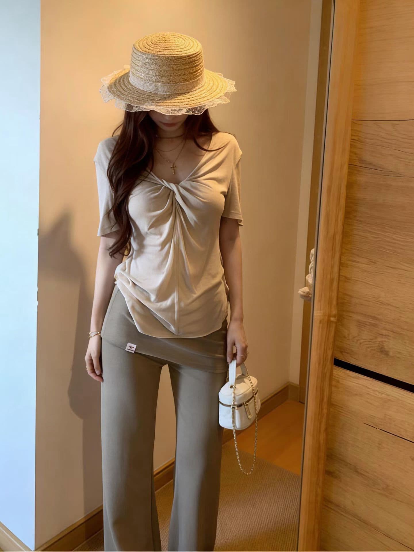 핫걸 디자인 센스 비틀림 V넥 반팔 외출용 얇고 가벼운 작은 대중 편안함 티셔츠 코디 캐주얼 바지 투피스 세트 세트 상세 이미지 5
