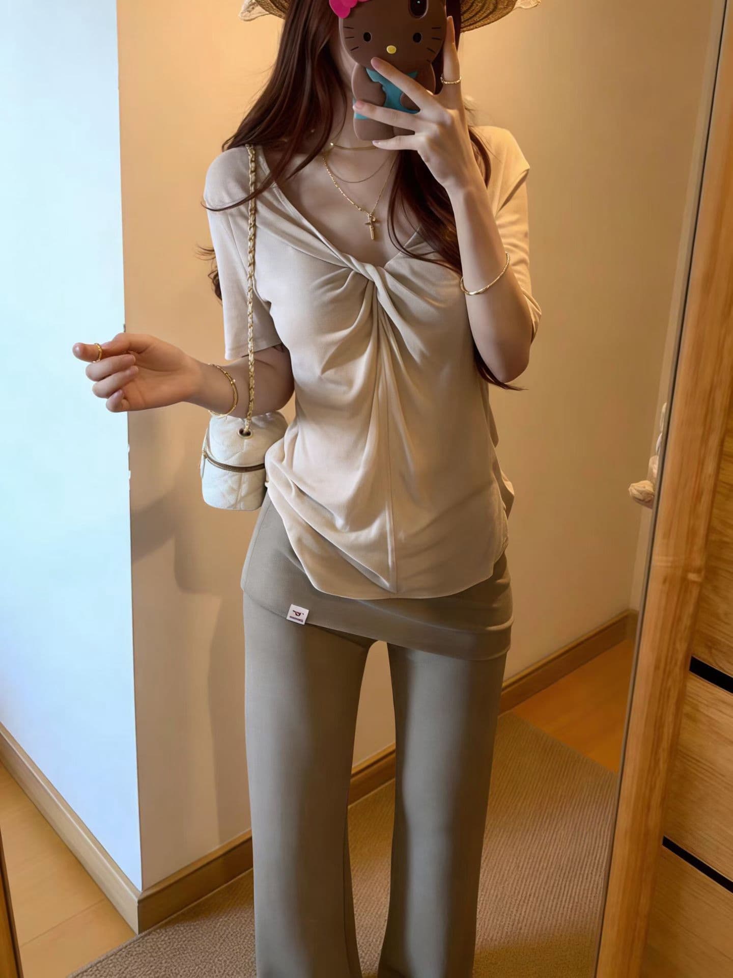 핫걸 디자인 센스 비틀림 V넥 반팔 외출용 얇고 가벼운 작은 대중 편안함 티셔츠 코디 캐주얼 바지 투피스 세트 세트 상세 이미지 8