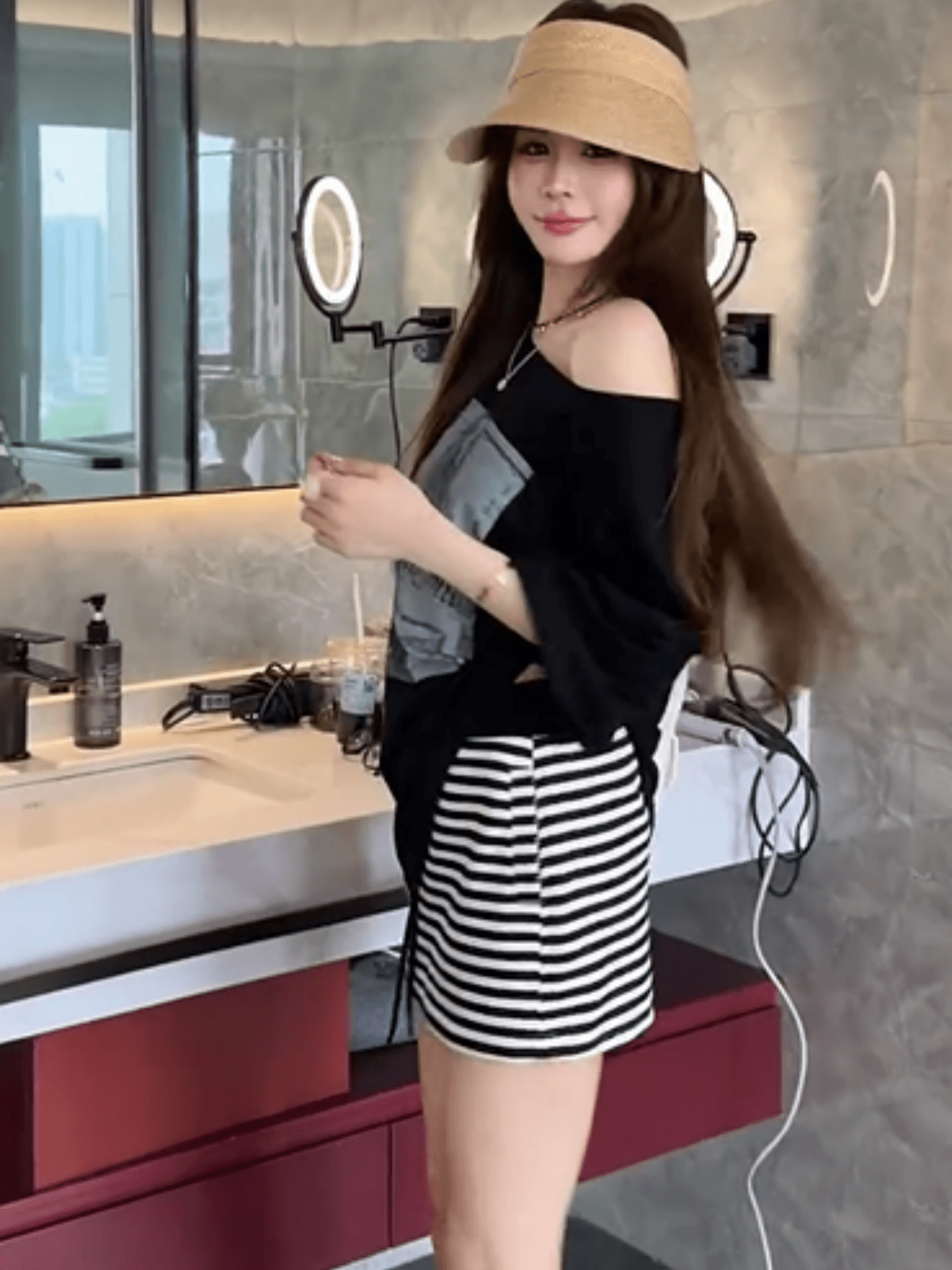 한 부서 캐주얼 느긋한 바람 루즈핏 긴팔 프린트 오프숄더 티셔츠 하이웨이스트 스트라이프 쇼트 스타일 반신 스커트 두 조각 여성 세트 상세 이미지 1