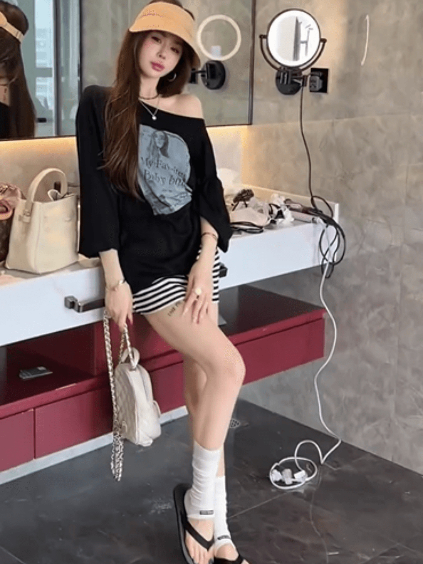 한 부서 캐주얼 느긋한 바람 루즈핏 긴팔 프린트 오프숄더 티셔츠 하이웨이스트 스트라이프 쇼트 스타일 반신 스커트 두 조각 여성 세트 상세 이미지 2