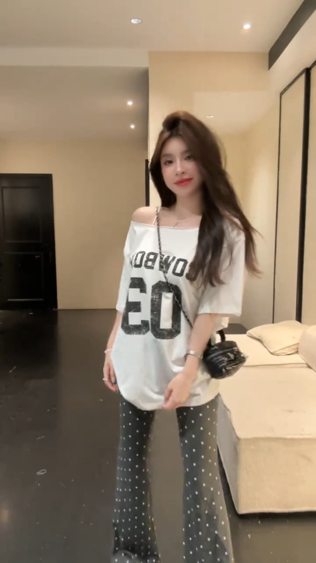 알파벳 프린트 반팔 티셔츠 여성 화이트 루즈핏 다용도 캐주얼 맨위 코디 캐주얼 도트 무늬 마이크로 나팔 바지 상세 이미지 1