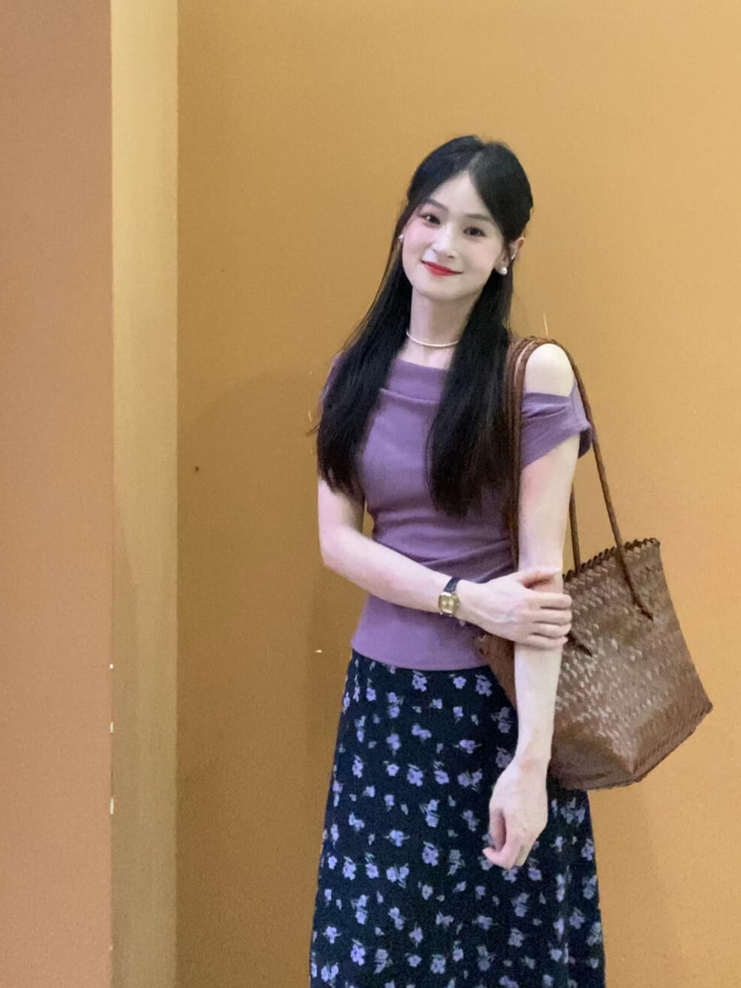 여름 고유 한 아름다운 자이언트 잘 생긴 보라색 보트넥 오프숄더 반팔 티셔츠 코디 프린트 반신 치마 세트 이미지 2