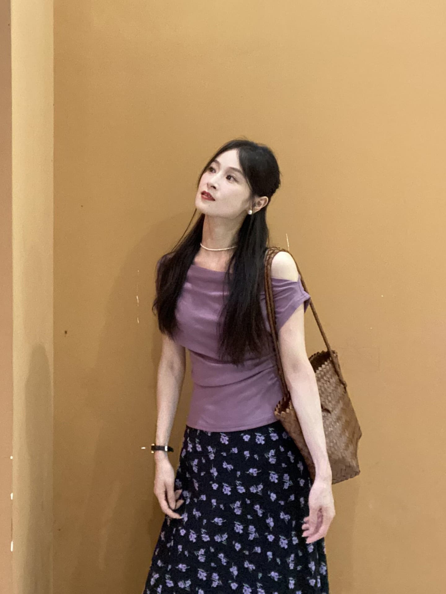 여름 고유 한 아름다운 자이언트 잘 생긴 보라색 보트넥 오프숄더 반팔 티셔츠 코디 프린트 반신 치마 세트 이미지 4