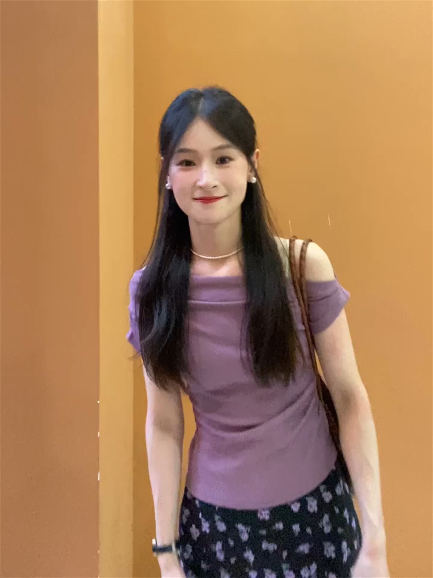 여름 고유 한 아름다운 자이언트 잘 생긴 보라색 보트넥 오프숄더 반팔 티셔츠 코디 프린트 반신 치마 세트 상세 이미지 3
