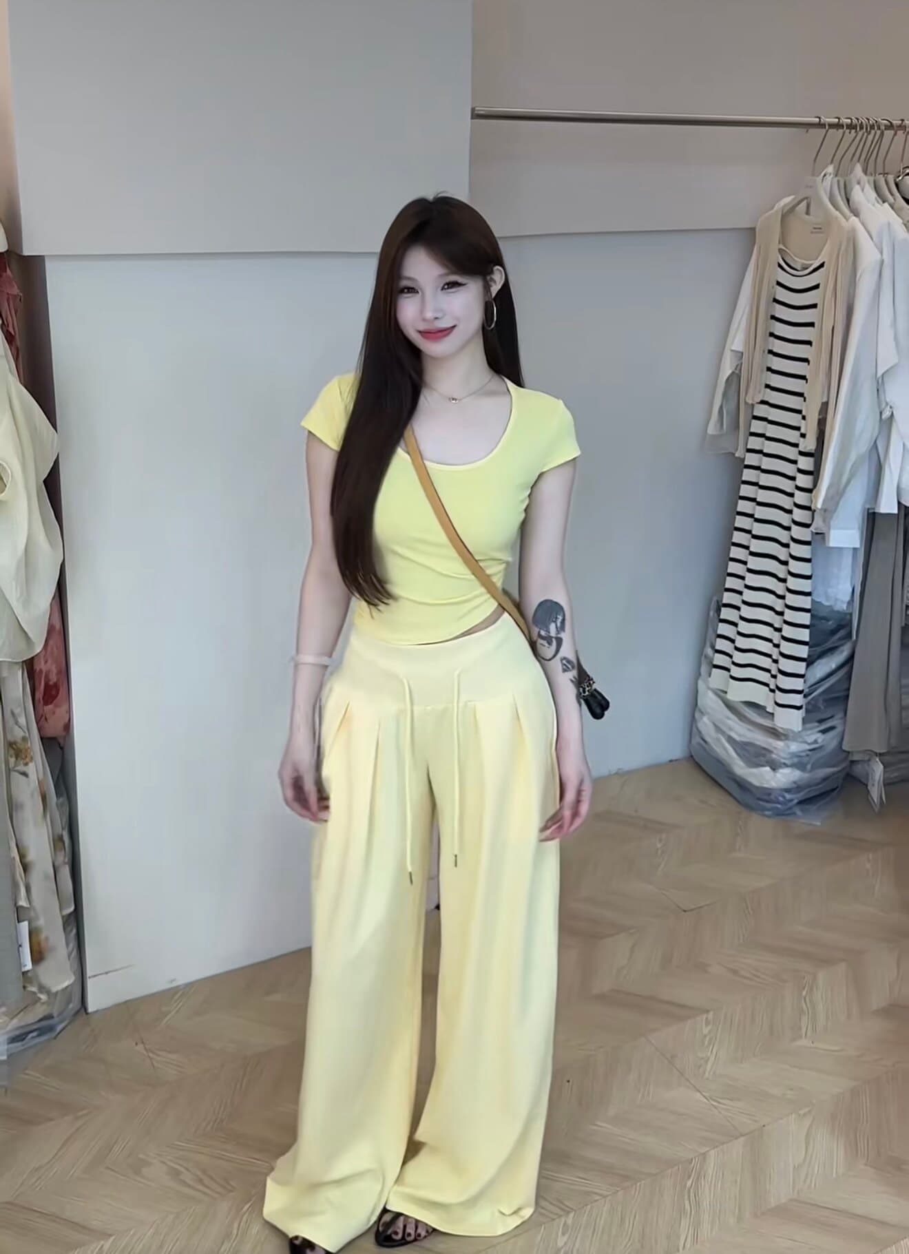 26 년 여름 새로운 익스트림 제인 바람 u 종류 반팔 보라색 도루 센스 하이웨이스트 캐주얼 바닥 청소 와이드 레그 팬츠 세트 여성 트렌디 상세 이미지 3