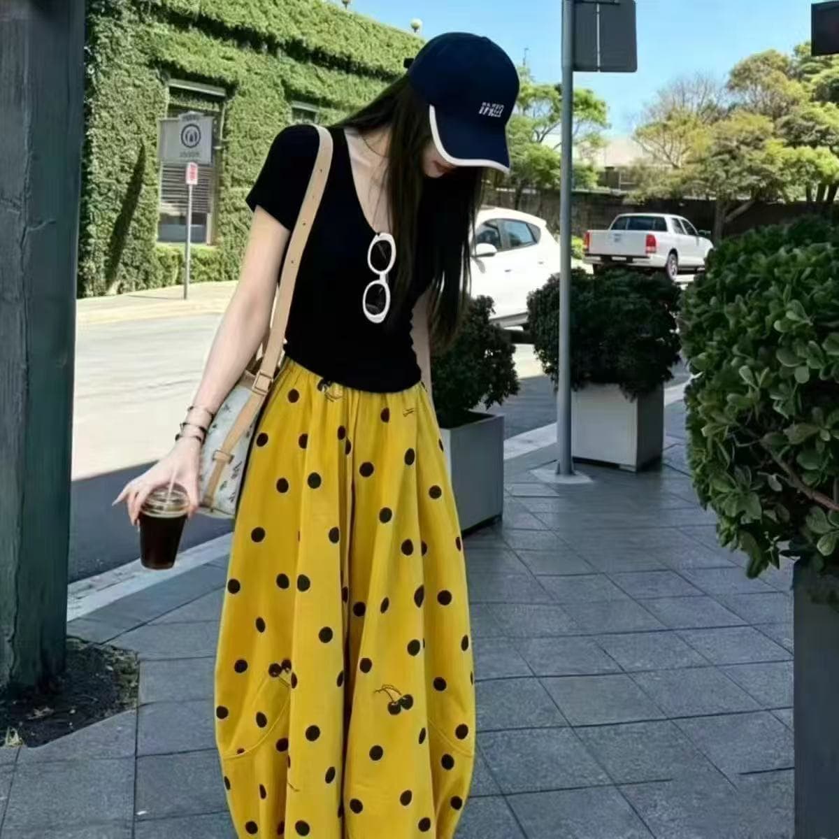새로운 한국 스타일 패션 V넥 검정색 반팔 맨위 허리밴드 루즈핏 캐주얼 도트 무늬 바지 세트 이미지 2