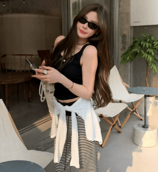 한 부서 핫걸 바람 검정색 라운드 넥 민소매 캐미솔 자외선 차단 재킷 스트라이프 슬림해 보이는 바지 3종 세트 이미지 4