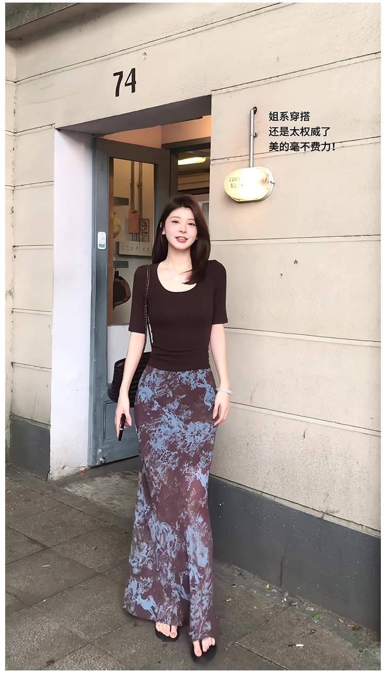 26 여름 커피 색상 u 칼라 중간 소매 티셔츠 여성 몸매 가꾸기 맨위 부드러운 바람 헤일로 염색 프린트 반신 롱 스커트 세트 이미지 3