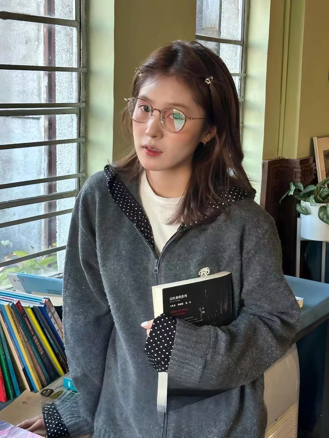 한 부서 느긋한 학원 스타일 후드 도트 무늬 회색 스웨터 오픈 가디건 여성 봄 가을 루즈핏 지퍼 니트 재킷 맨위 상세 이미지 1