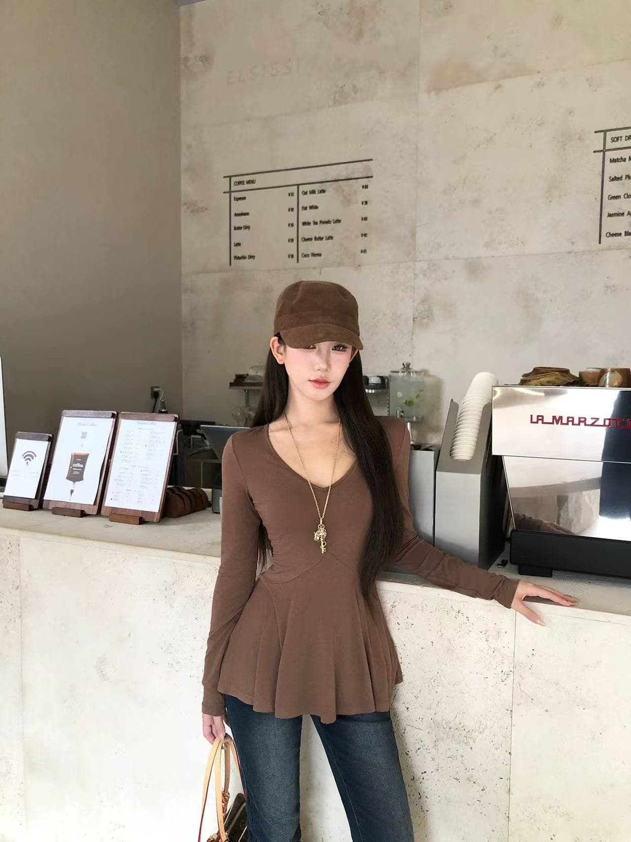 레드 맨 내부에 가져 가라. 기본 셔츠 여성 2026 새로운 가을 긴팔 티셔츠 허리 수축 커피 색상 몸매 가꾸기 디자인 센스 맨위 상세 이미지 3