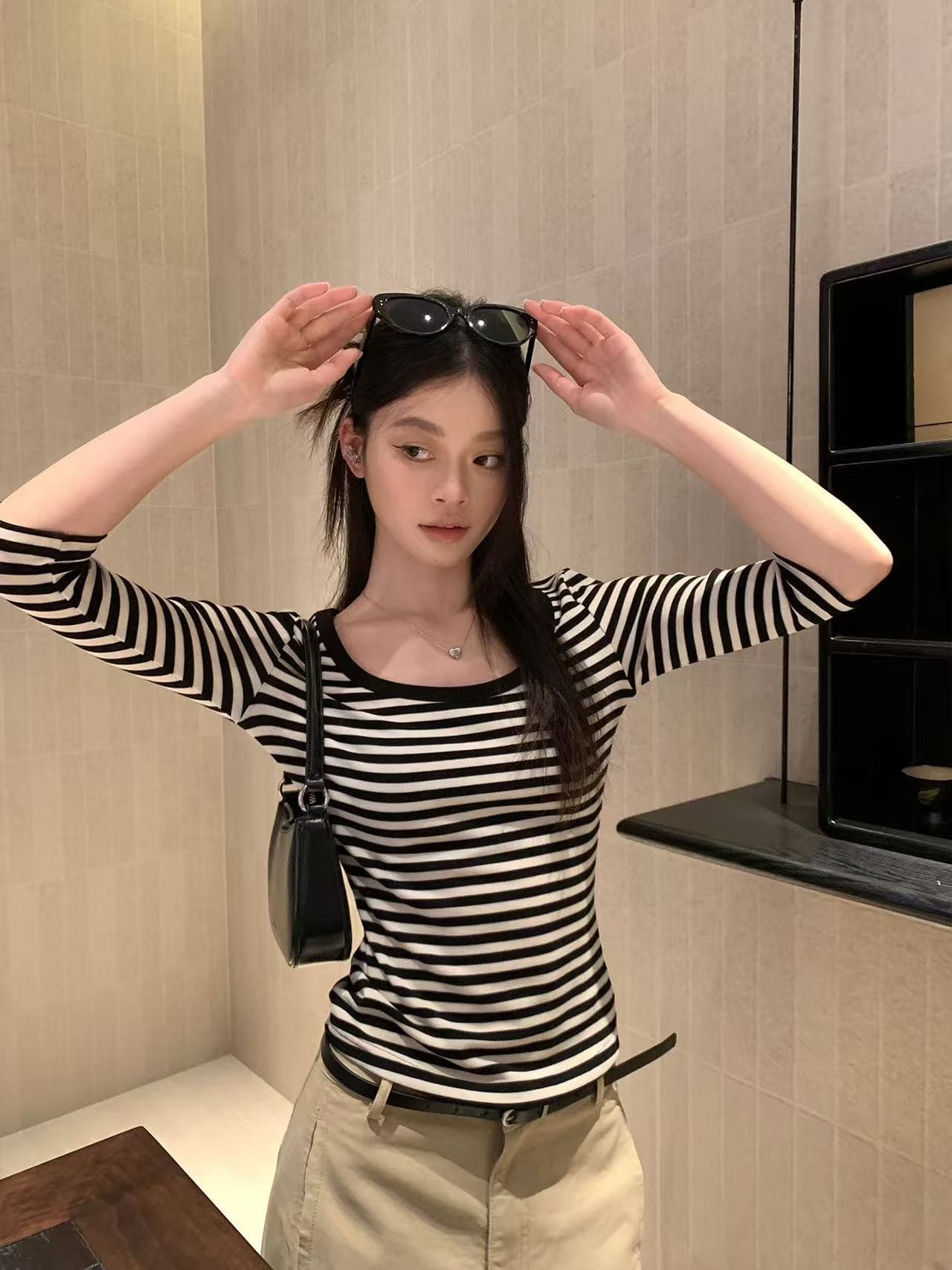 송 긍정적 인 En 주간 실크 스트라이프 u 칼라 7부 소매 반팔 티셔츠 여성 가을 새로운 인사이드 가져 가라. 한 부서 착용 가져 가라. 중간 소매 맨위 상세 이미지 1