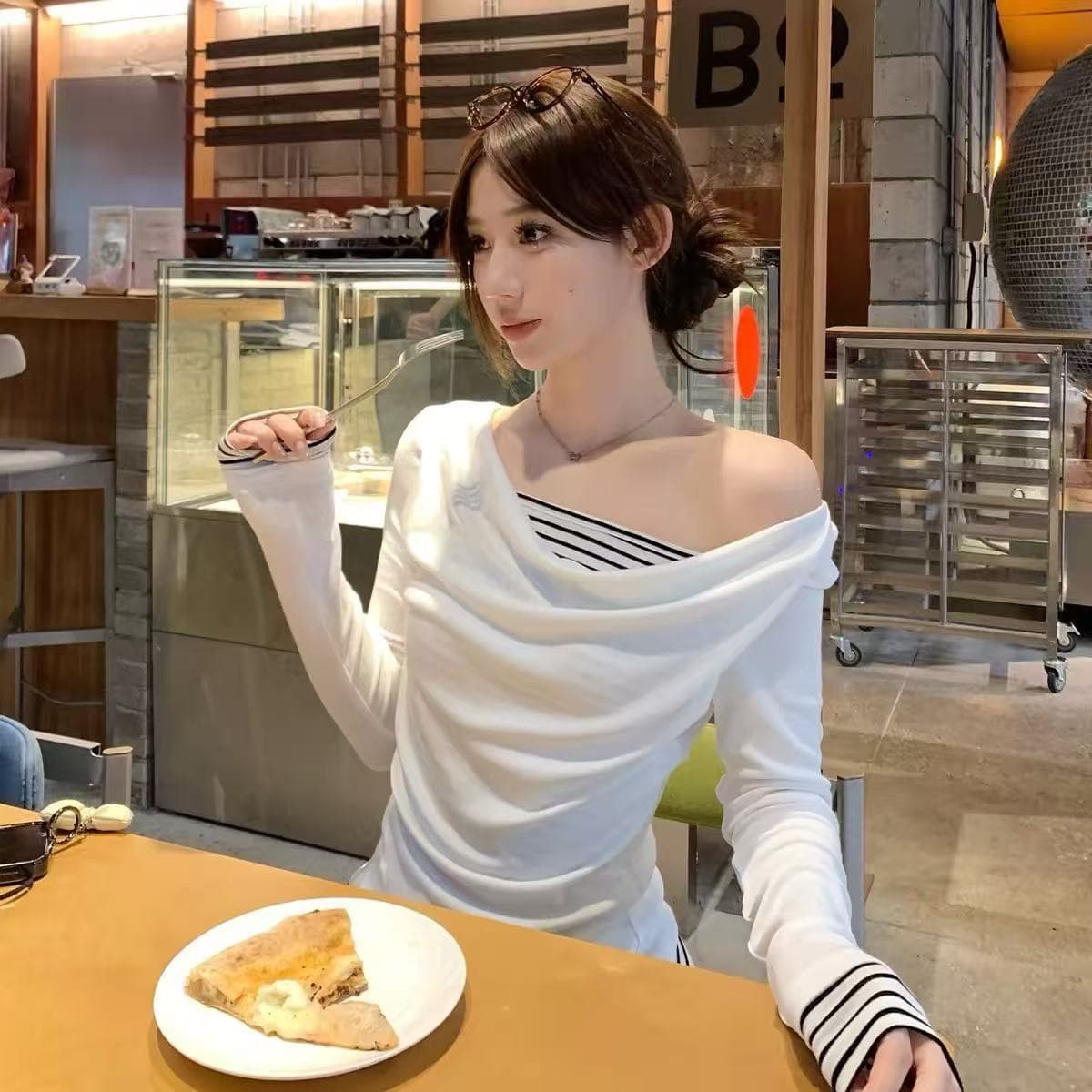 송 긍정적 인 En 화이트 흔들다 칼라 스트라이프 페이크 레이어드 긴팔 티셔츠 여성 가을 한 부서 몸매 가꾸기 디자인 센스 인사이드 잡아라. 의류 상세 이미지 4