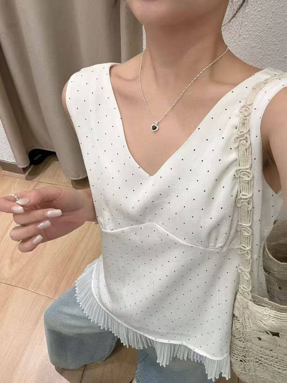 여름 도트 무늬 V넥 민소매 조끼 여성 프랑스식 품격 플리츠 밑단 작은 셔츠 루즈핏 슬림해 보이는 표지 고기 맨위 트렌디