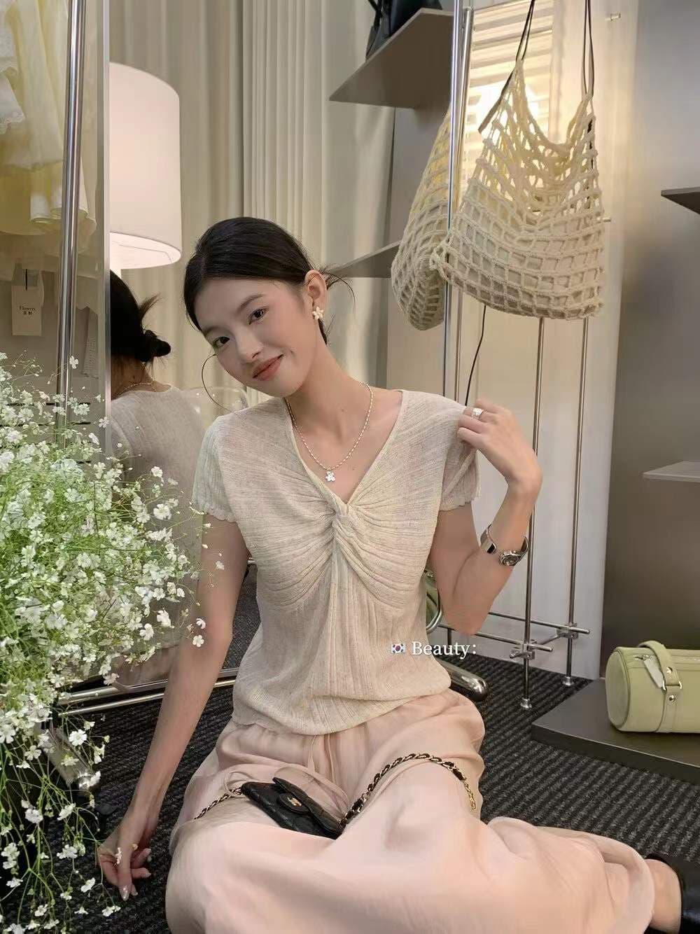순수한 욕망 V넥 비틀림 디자인 센스 반팔 티셔츠 여성 여름 얇은 스타일 몸매 가꾸기 슬림해 보이는 섹시함 핫걸 니트 스웨터 맨위 상세 이미지 11