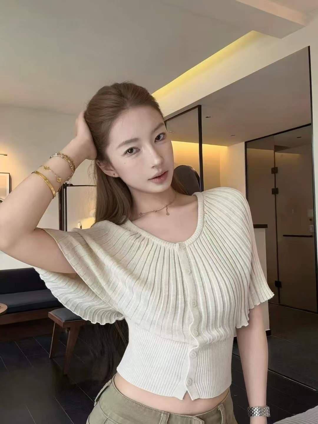 부드러운 달콤함 장기 Pleat 반팔 티셔츠 여성 여름 새로운 열세 개 허리 수축 슬림해 보이는 다용도 쇼트 스타일 니트 맨위