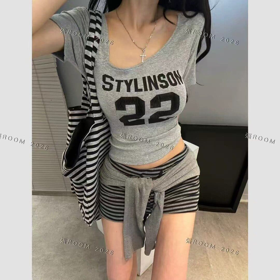 장 room 새로운 한국 스타일 숫자 프린트 반팔 티셔츠 여성 몸매 가꾸기 디스플레이 가져 가라. 디자인 센스 비스듬한 칼라 쇼트 스타일 맨위 트렌디