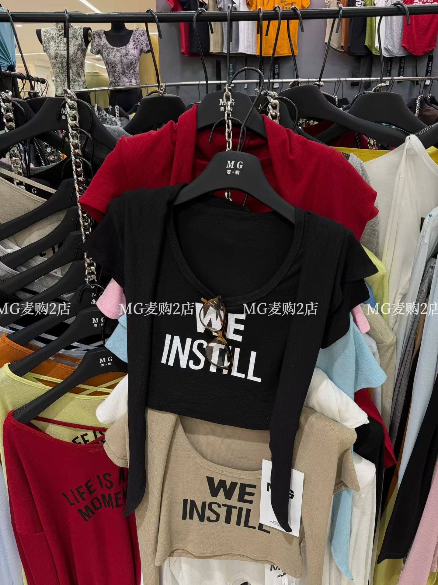 밀 구매 2026 년 여름 광장 칼라 알파벳 프린트 반팔 티셔츠 레이스업 두 조각 여성 세트 몸매 가꾸기 다용도 쇼트 스타일 맨위 상세 이미지 4