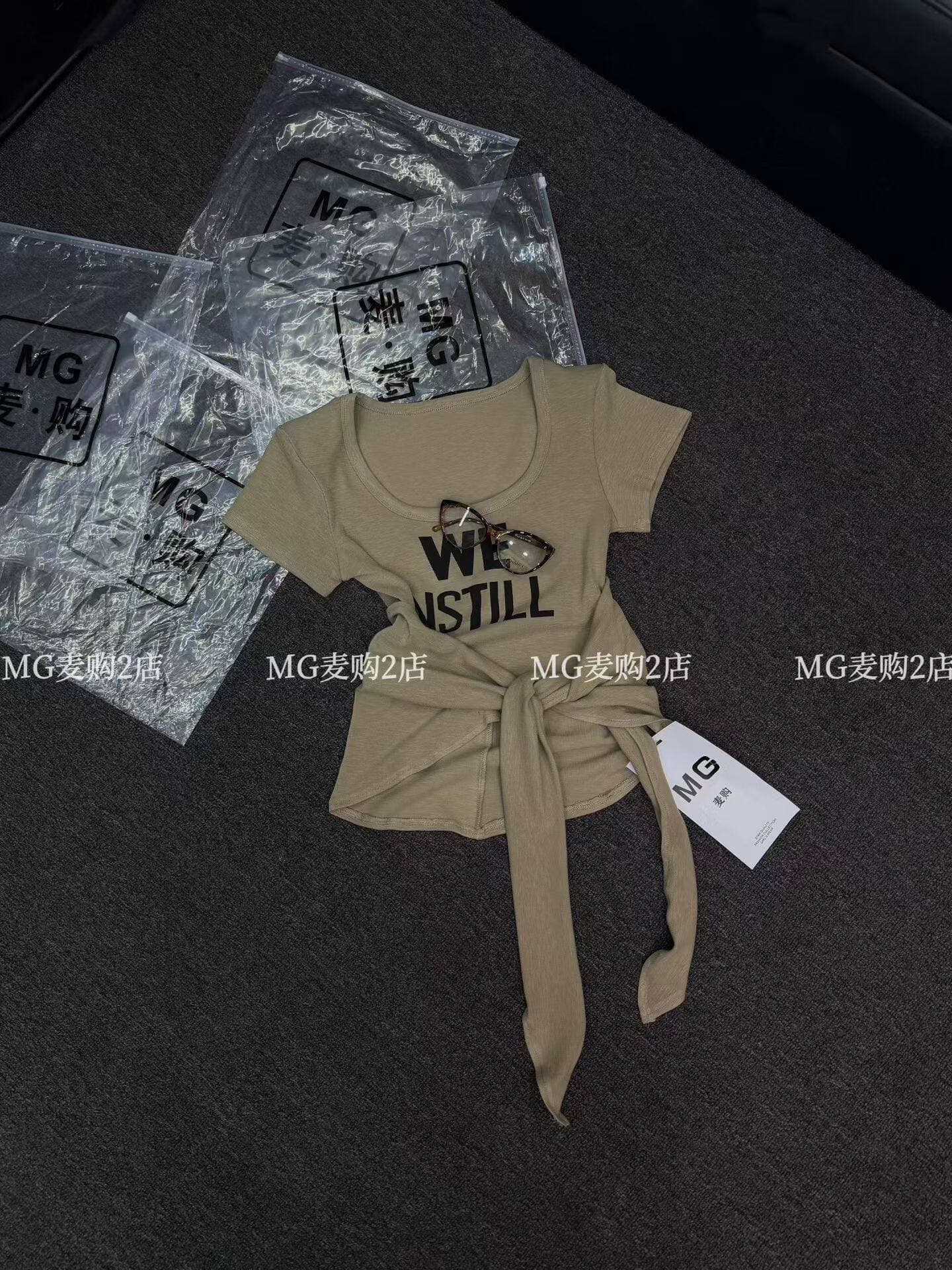 밀 구매 2026 년 여름 광장 칼라 알파벳 프린트 반팔 티셔츠 레이스업 두 조각 여성 세트 몸매 가꾸기 다용도 쇼트 스타일 맨위 상세 이미지 10
