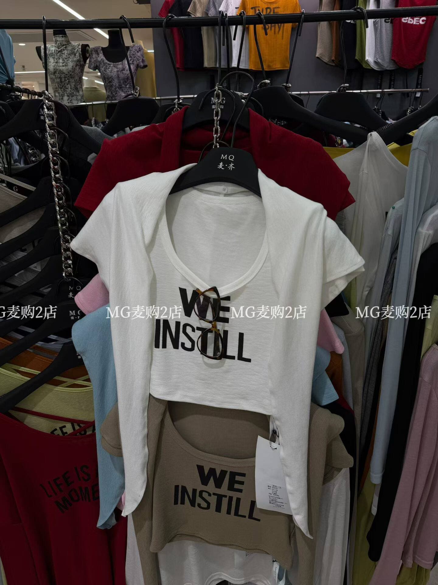 mg 밀 구매 2026 여름 새로운 한국 스타일 u 칼라 알파벳 프린트 몸매 가꾸기 쇼트 스타일 어깨 패드 티셔츠 숄 투피스 세트 이미지 3