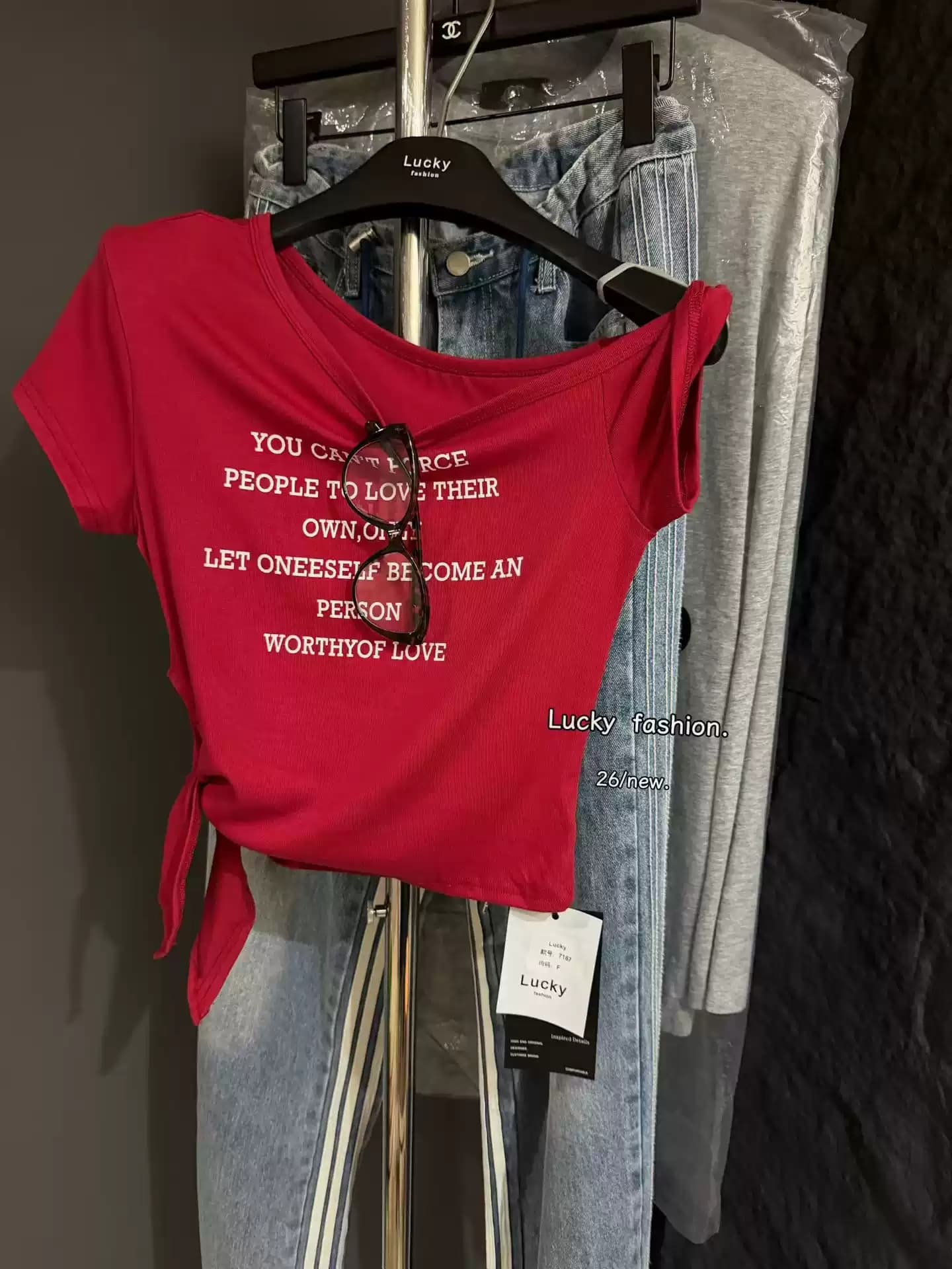 열세 개 2026 여름 새로운 반팔 면 티셔츠 여성 아메리칸 레트로 알파벳 프린트 오프숄더 디자인 센스 맨위 상세 이미지 2
