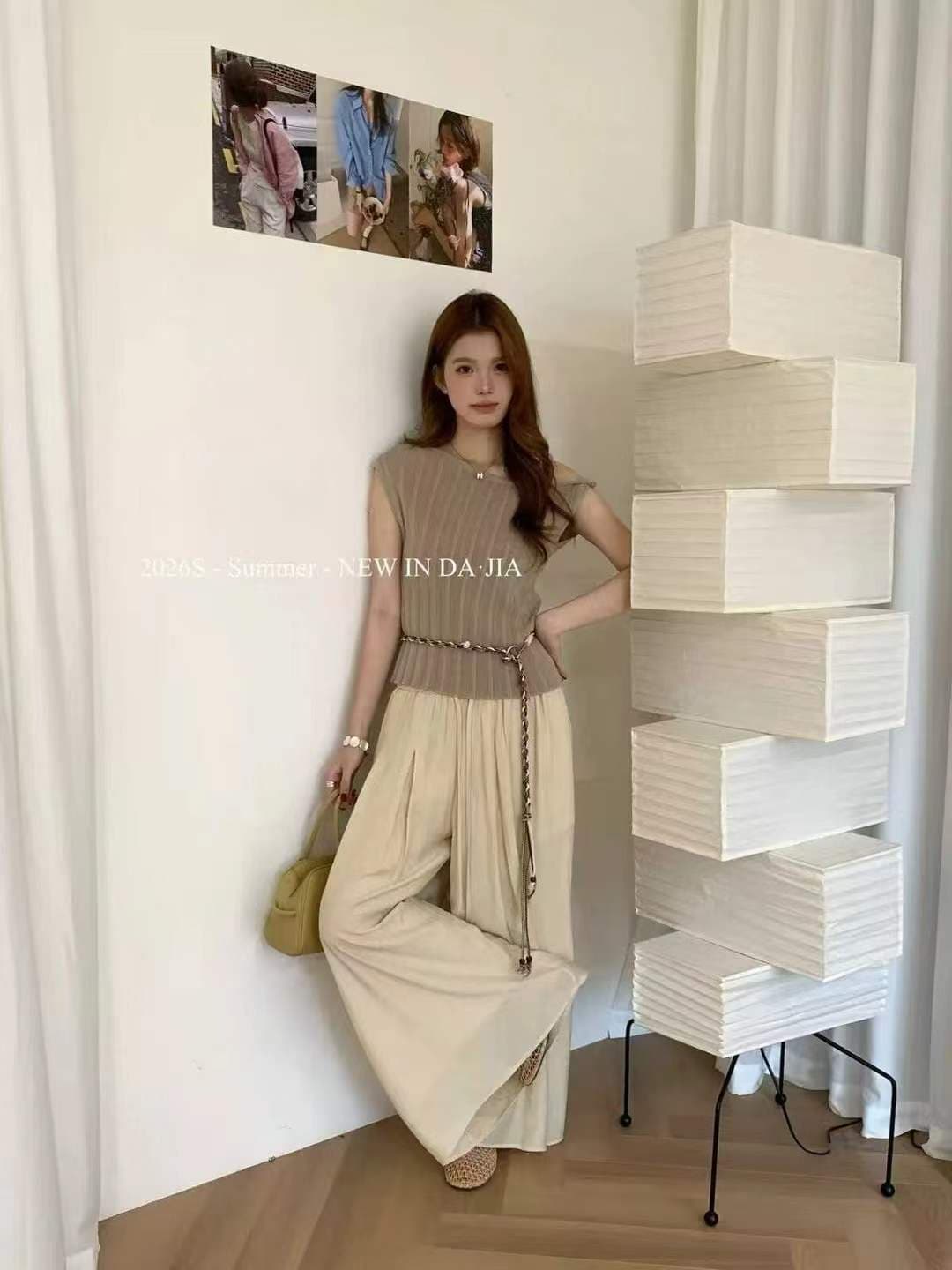 2026 여름 새로운 허리 수축 몸매 가꾸기 슬림해 보이는 다용도 비스듬한 칼라 오프숄더 반팔 니트 스웨터 맨위 여성 상세 이미지 5