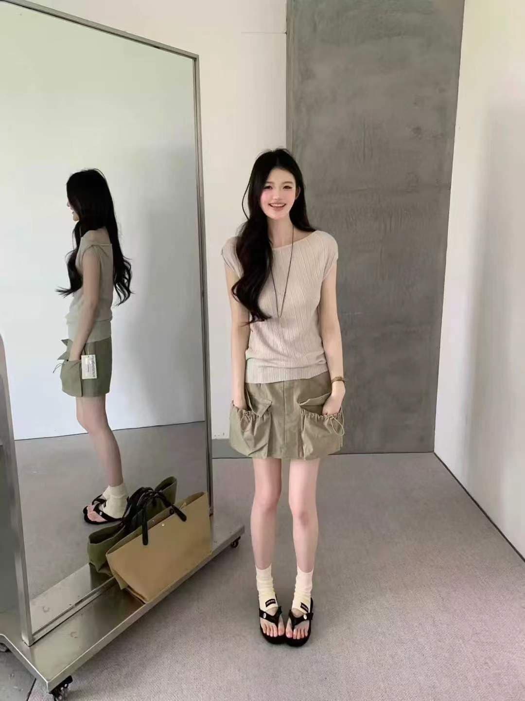 2026 여름 새로운 허리 수축 몸매 가꾸기 슬림해 보이는 다용도 비스듬한 칼라 오프숄더 반팔 니트 스웨터 맨위 여성 상세 이미지 12