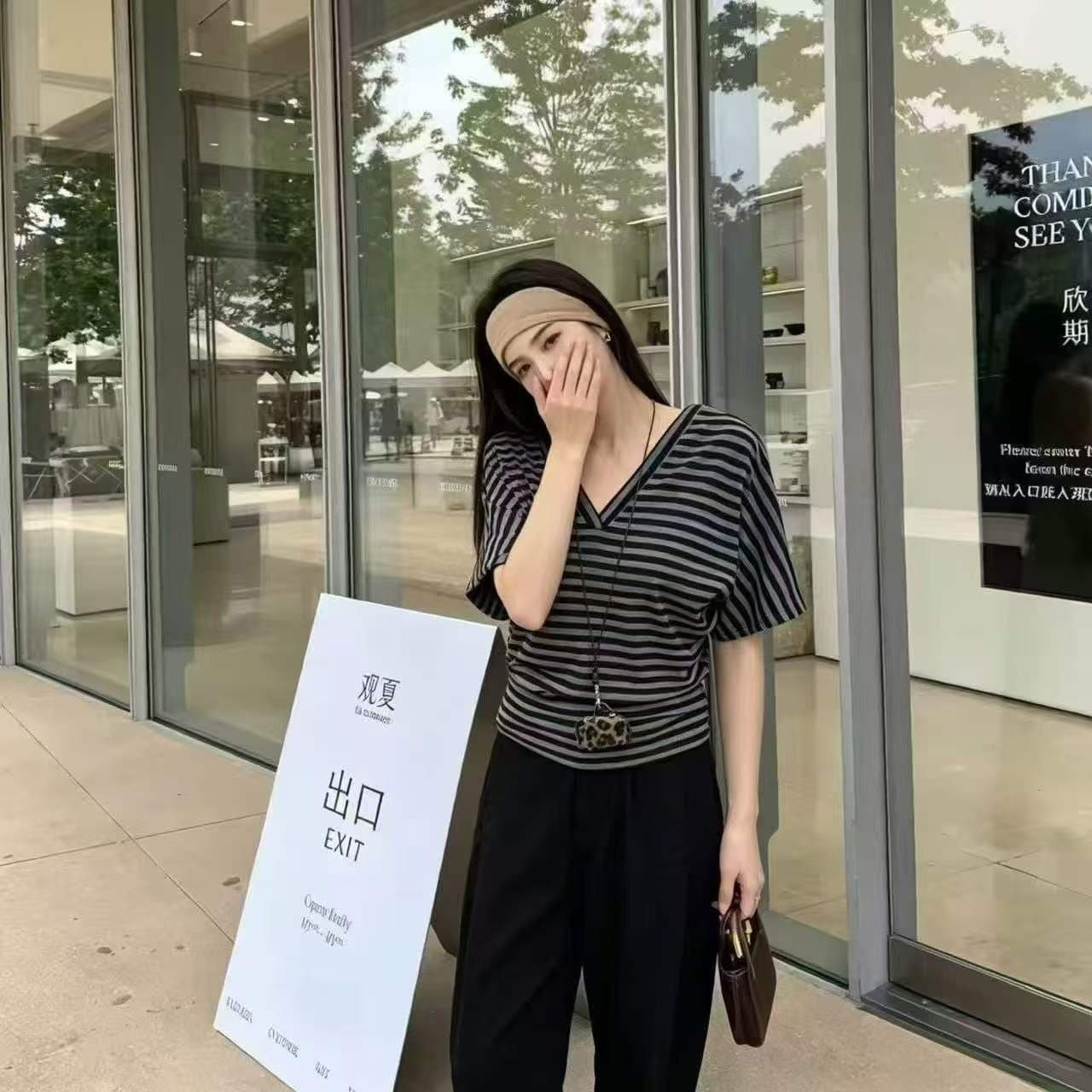 패션 캐주얼 바람 V넥 반팔 티셔츠 여성 여름 새로운 디자인 센스 루즈핏 백리스 맨위 트렌드 핫걸 바람 다용도 상세 이미지 3