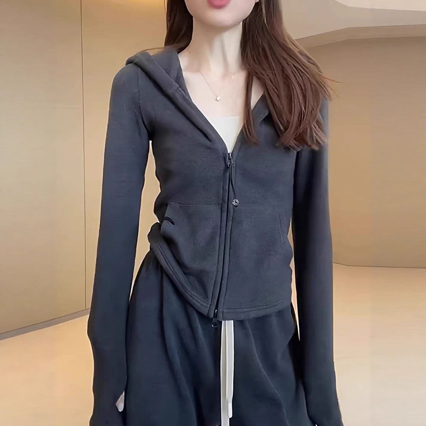 유럽 상품 디자인 센스 지퍼 후드 티 스웨터 여성 의류 가을 겨울철 2026 새로운 몸매 가꾸기 다용도 재킷 미니멀리즘 맨위 상세 이미지 3