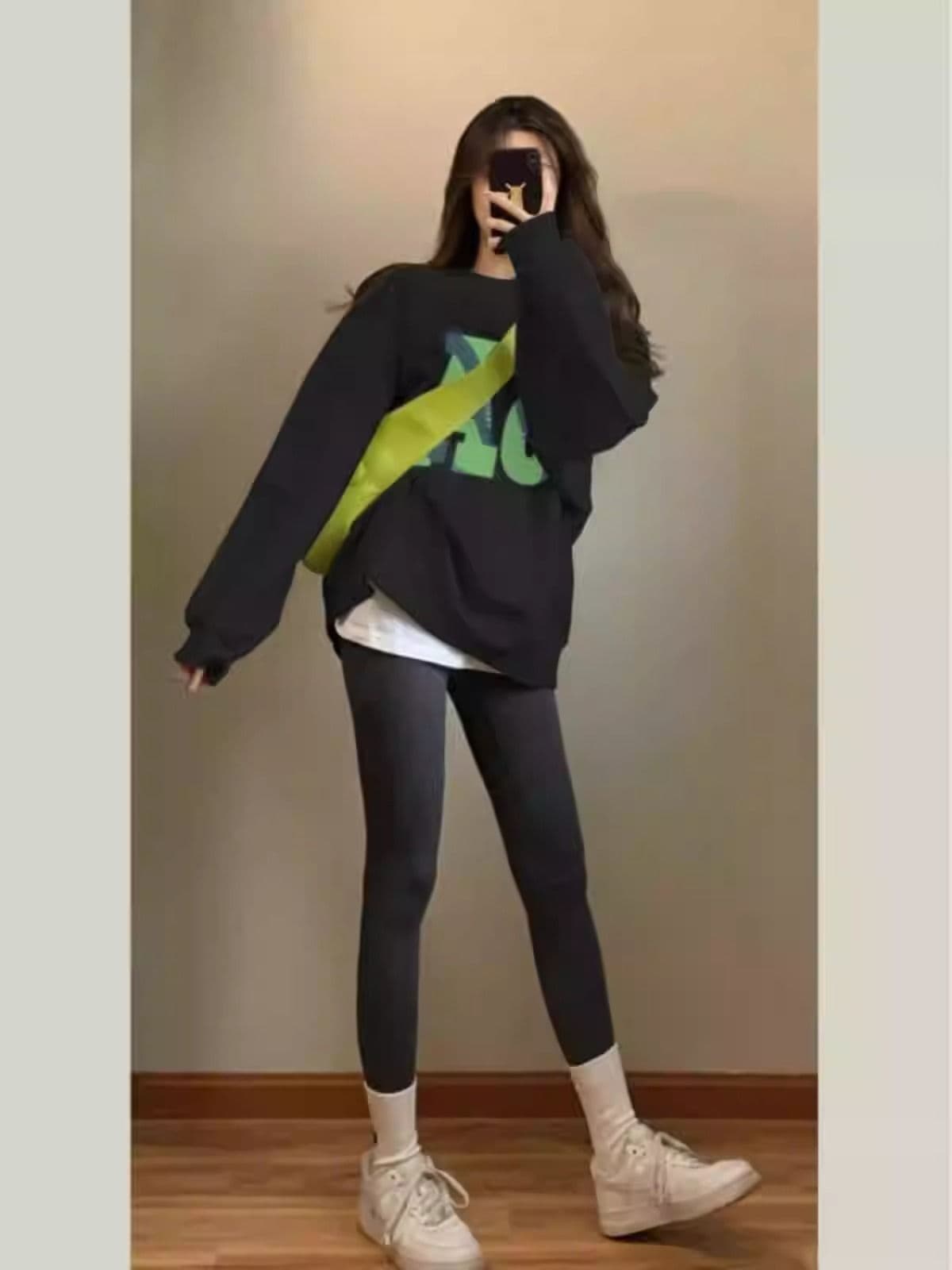 라운드 넥 프린트 풀오버 스웨트셔츠 여성 2025 가을 착용 가져 가라. 중간 길이 털이 있는 코디 요가 바지 ~ 중 맨위 상세 이미지 5