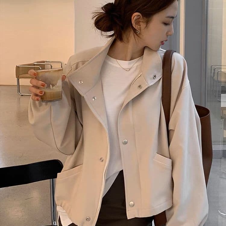 새로운 봄 가을 얇은 스타일 단색 쇼트 스타일 여성 코트 품격 느긋한 바람 루즈핏 캐주얼 스탠드 칼라 재킷 맨위