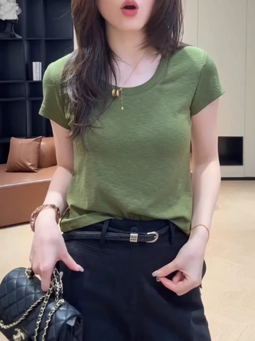 롱 아일랜드 플러스 얼음 여름 새로운 단색 얇고 가벼운 몸매 가꾸기 슬림해 보이는 고급 센스 녹색 u 칼라 긍정적 인 어깨 반팔 티셔츠 여성 상세 이미지 2