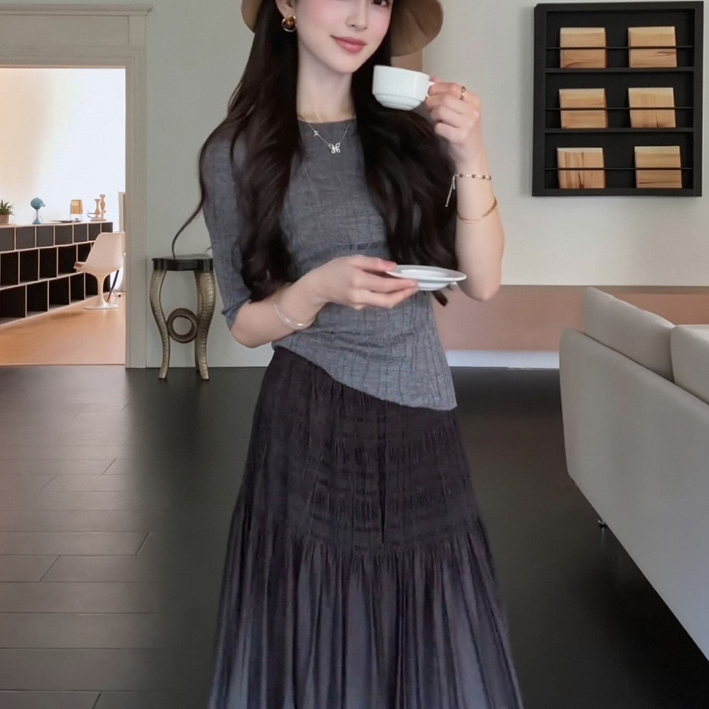 부드러운 바람 품격 우아함 세트 여성 2026 여름 새로운 회색 중간 소매 맨위 그라데이션 색상 반 스커트 투피스 세트 이미지 6