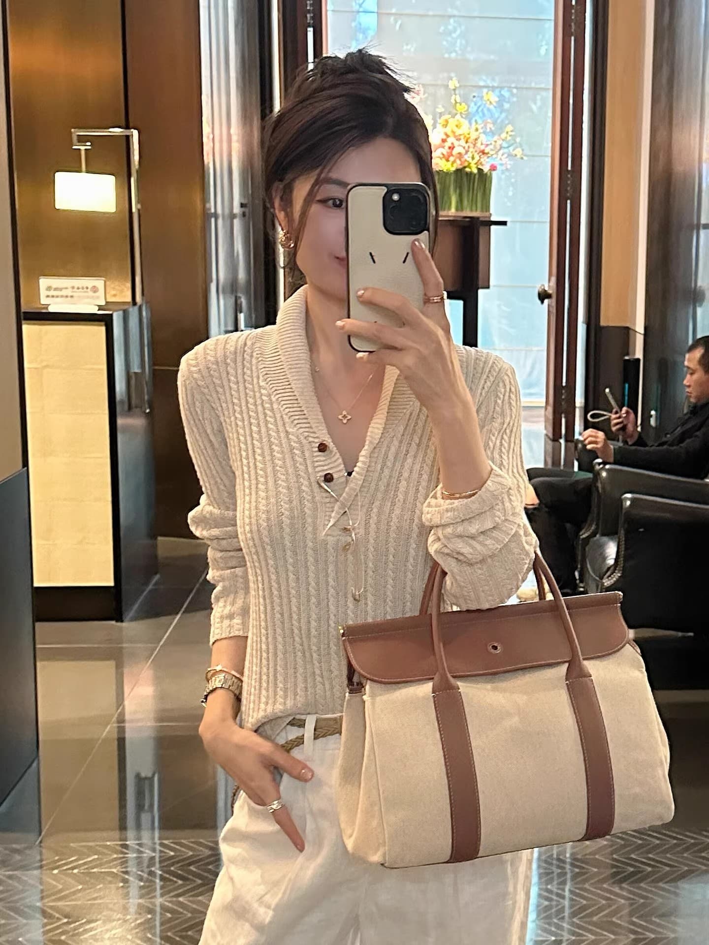 프랑스식 품격 살구 색상 V넥 긴팔 니트 기본 셔츠 여성 가을 겨울철 몸매 가꾸기 슬림해 보이는 인사이드 가져 가라. 고급 센스 맨위 상세 이미지 3