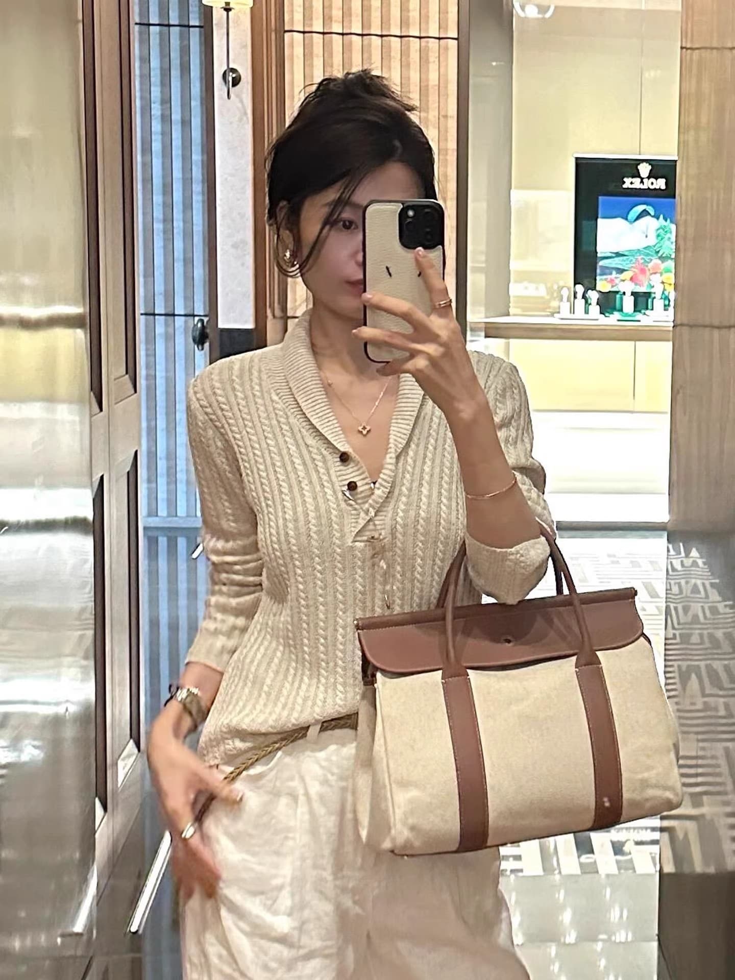 프랑스식 품격 살구 색상 V넥 긴팔 니트 기본 셔츠 여성 가을 겨울철 몸매 가꾸기 슬림해 보이는 인사이드 가져 가라. 고급 센스 맨위 상세 이미지 4