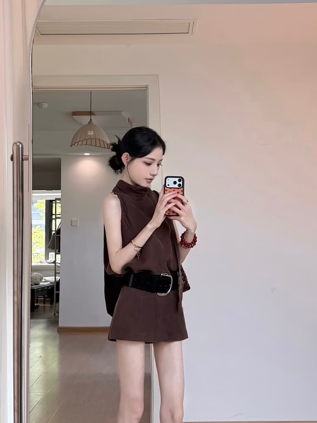 아름다움 라드. 바람 브라운 터틀넥 민소매 여성 드레스 2026 여름 허리 수축 슬림해 보이는 핫걸 쇼트 스타일 타이트 스커트 치마
