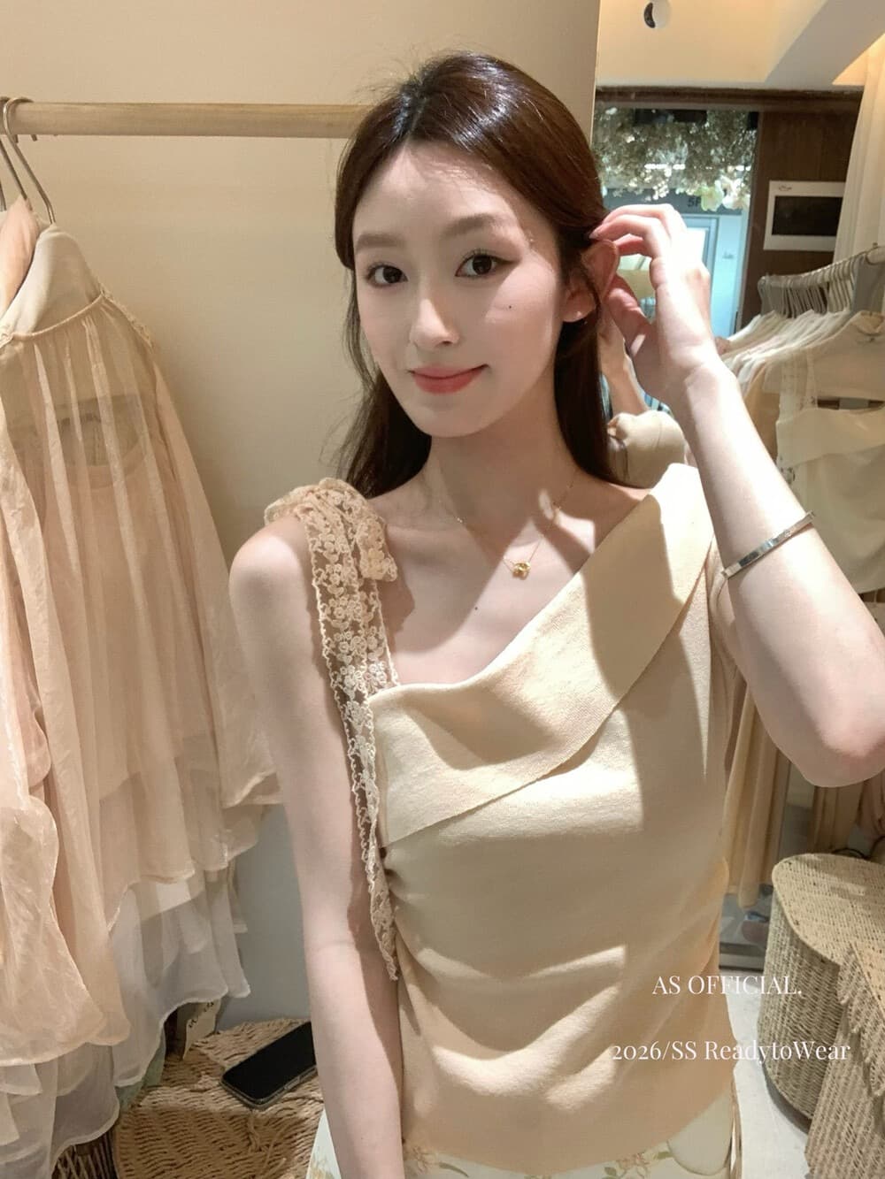 여름 고유 한 패션 레이스 조각 나비 매듭 비스듬한 어깨 반팔 티셔츠 여성 몸매 가꾸기 슬림해 보이는 외국 가스 니트 맨위 이미지 3
