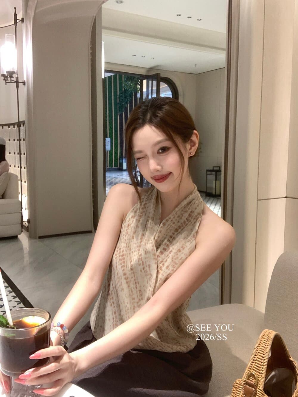 여름 새로운 디자인 센스 작은 대중 V넥 슬림해 보이는 민소매 맨위 레트로 꽃무늬 행침 목 캐미솔 이미지 2