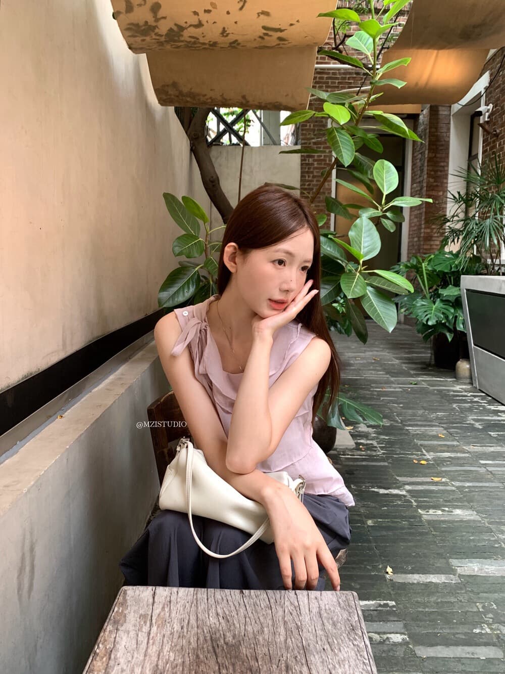 여름 출퇴근 몸매 가꾸기 슬림해 보이는 디자인 센스 조끼 민소매 미니멀리즘 비스듬한 기사 불규칙 리본 맨위 여성 상세 이미지 5