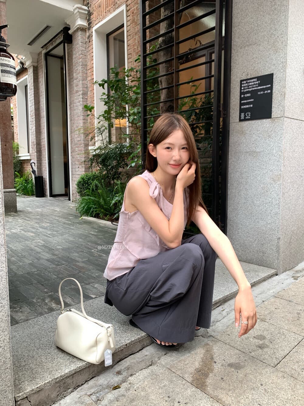 여름 출퇴근 몸매 가꾸기 슬림해 보이는 디자인 센스 조끼 민소매 미니멀리즘 비스듬한 기사 불규칙 리본 맨위 여성 상세 이미지 7