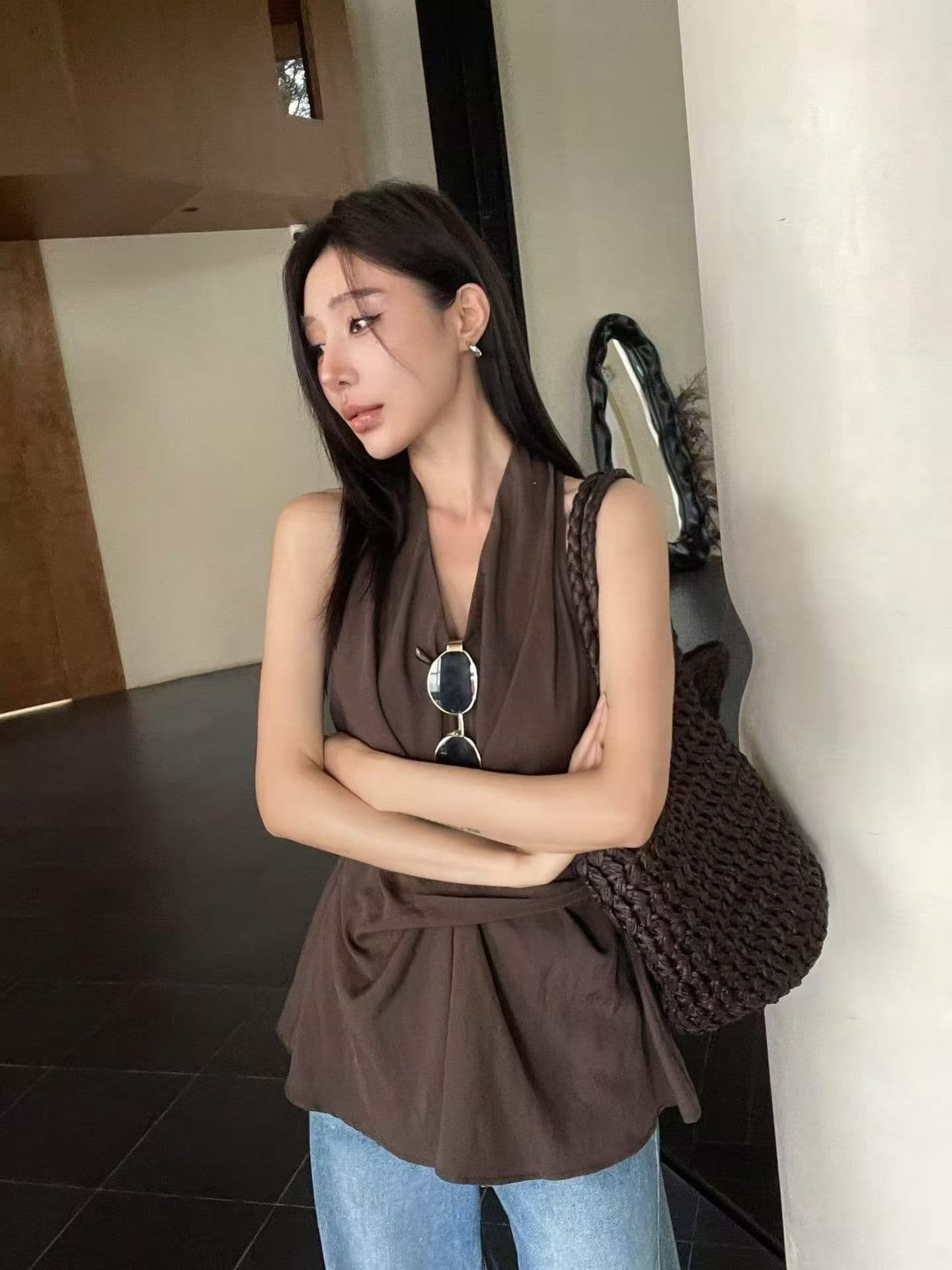 여름 외출용 디자인 센스 V넥 행침 목 민소매 조끼 여성 작은 대중 허리 수축 주름 민소매 맨위 여성 상세 이미지 7